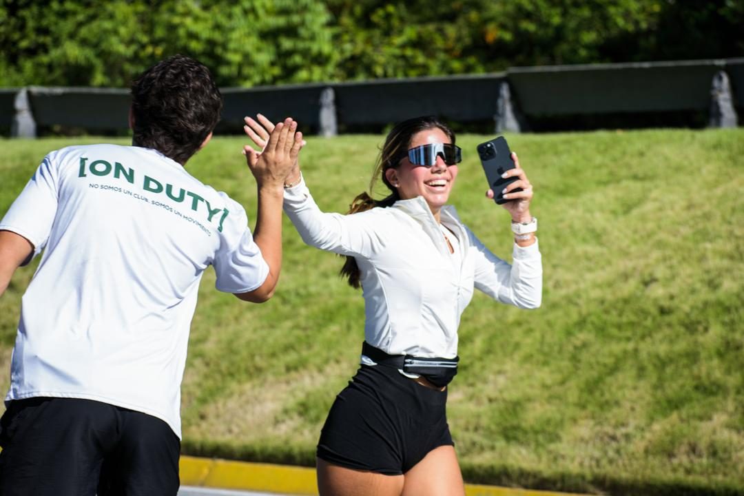 Choca esos cinco en plena corrida